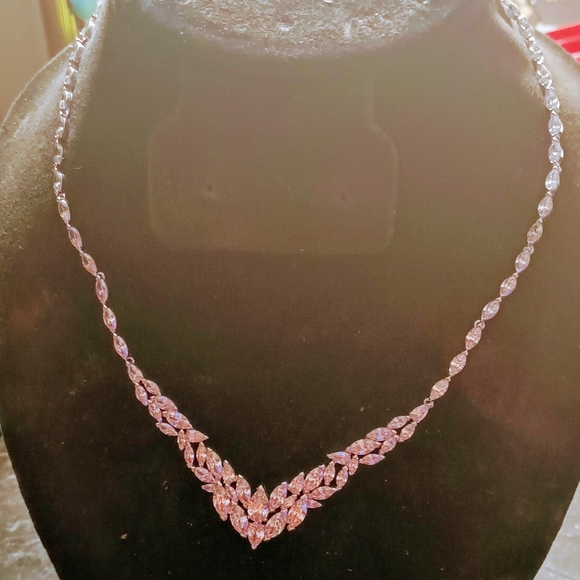 Swarovski Swan Mesmera  Crystal Cubic Zirconia 18 inch Necklace .A Reg Box - Picture 1 of 8